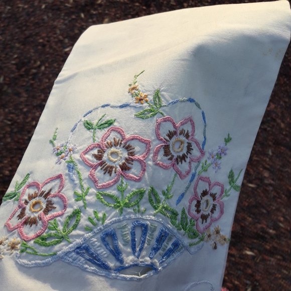 2 Embroidered Pillow Cases Antique Vintage Set - Picture 2 of 15